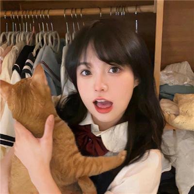 坐推土机的少女